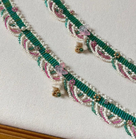 HOLIDAY WREATH CHOKER